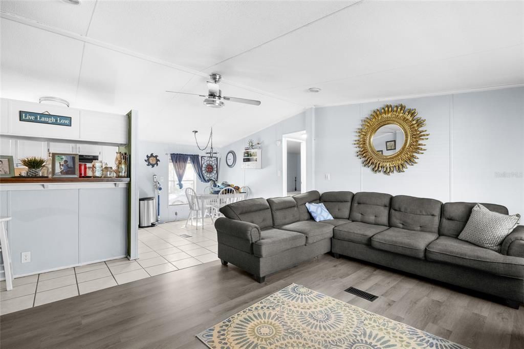 For Sale: $210,000 (3 beds, 2 baths, 960 Square Feet)