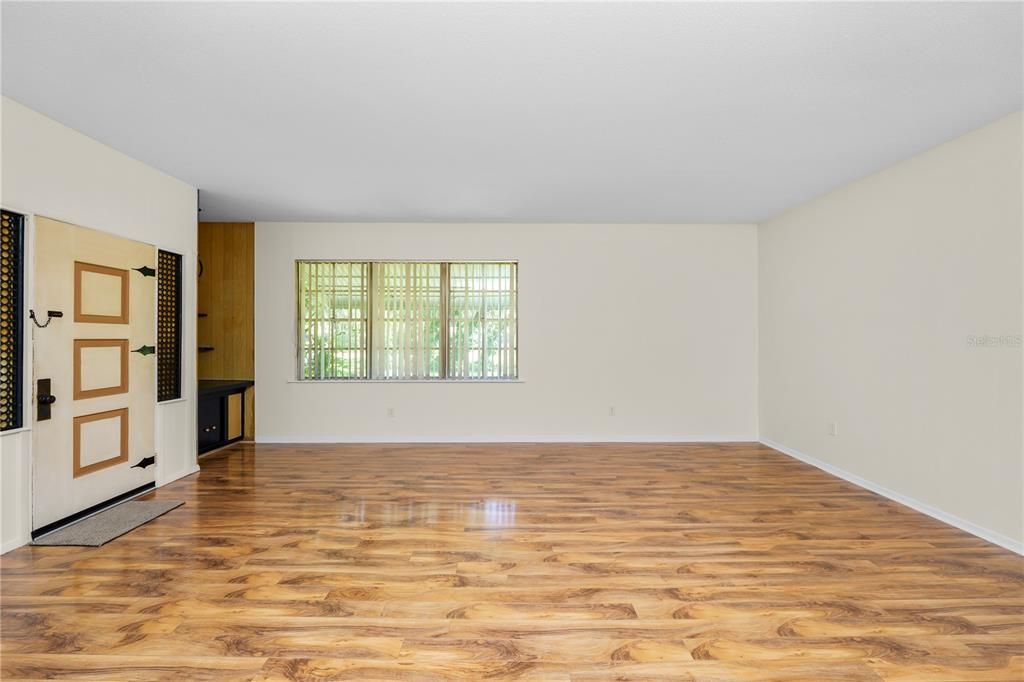 Activo con contrato: $245,000 (3 camas, 1 baños, 1328 Pies cuadrados)