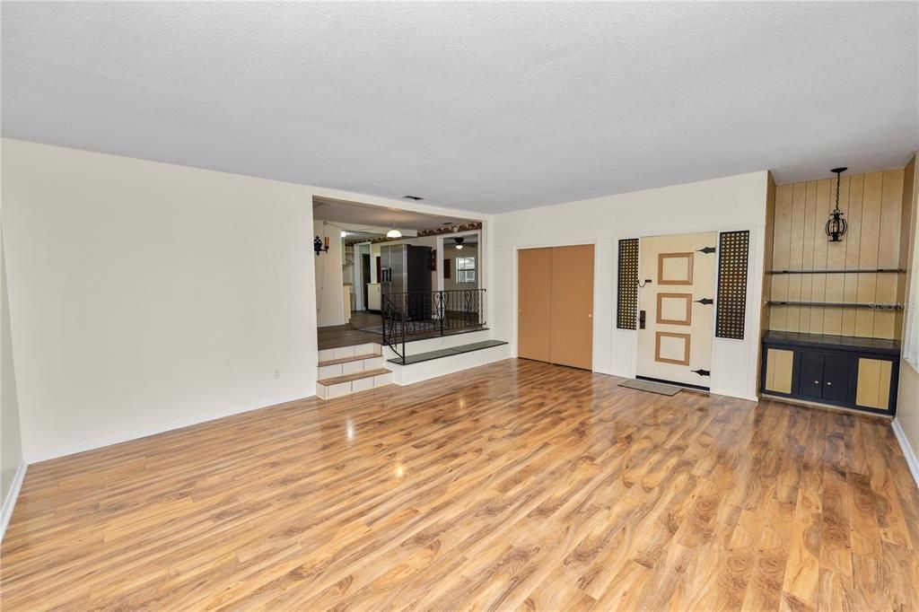 Activo con contrato: $245,000 (3 camas, 1 baños, 1328 Pies cuadrados)