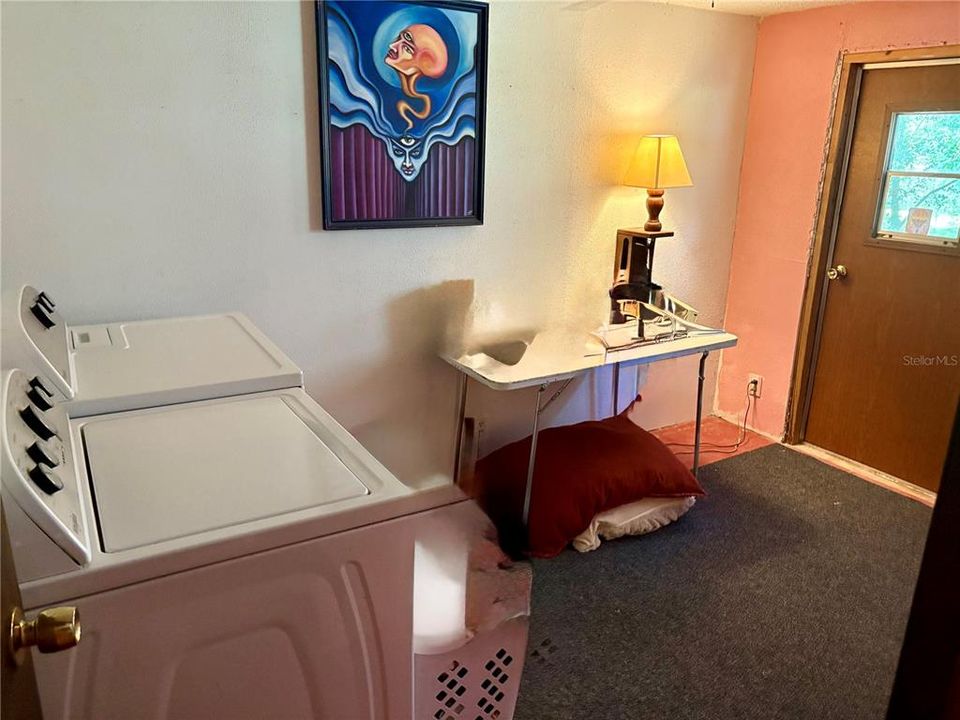 For Sale: $400,000 (3 beds, 2 baths, 924 Square Feet)