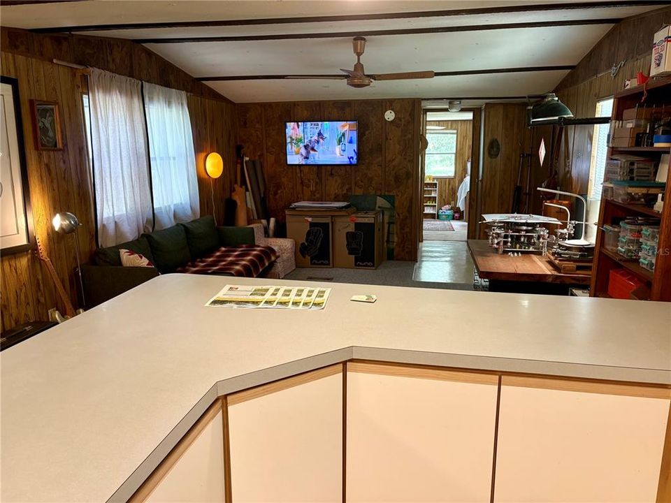 For Sale: $400,000 (3 beds, 2 baths, 924 Square Feet)