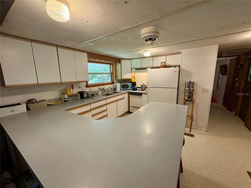 For Sale: $400,000 (3 beds, 2 baths, 924 Square Feet)