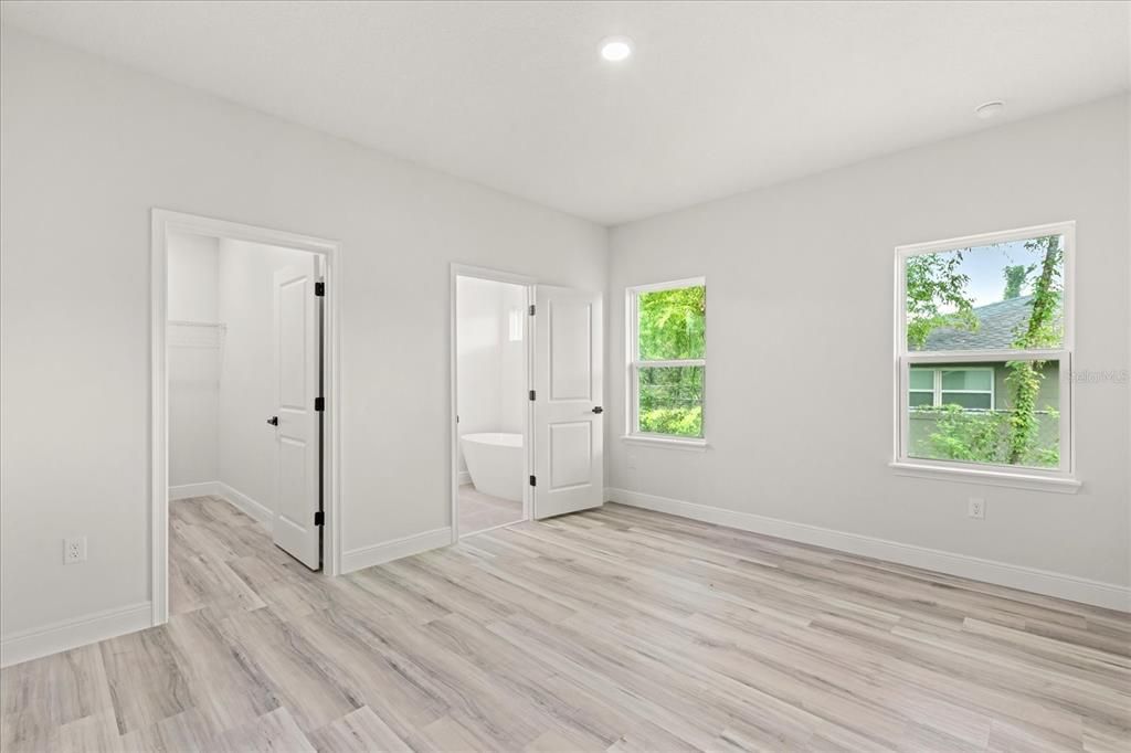 For Sale: $325,000 (4 beds, 3 baths, 1949 Square Feet)