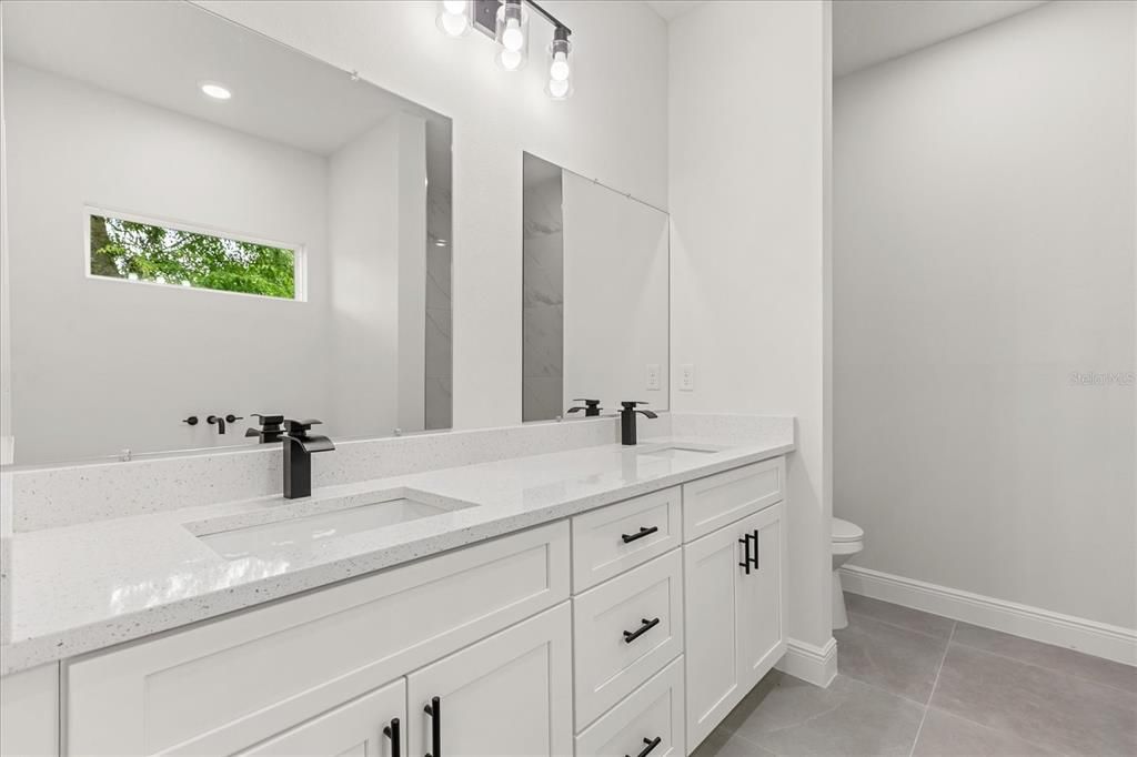 For Sale: $325,000 (4 beds, 3 baths, 1949 Square Feet)