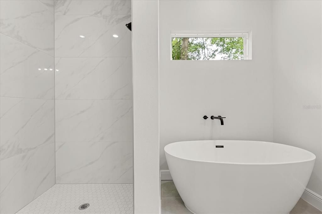 For Sale: $325,000 (4 beds, 3 baths, 1949 Square Feet)