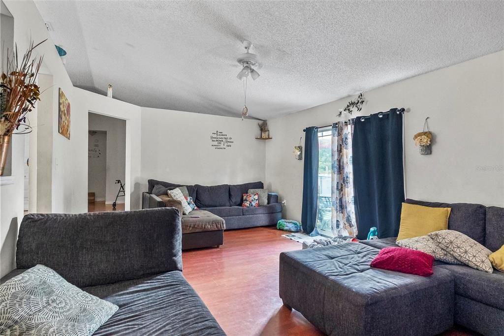 На продажу: $225,000 (3 спален, 2 ванн, 1500 Квадратных фут)