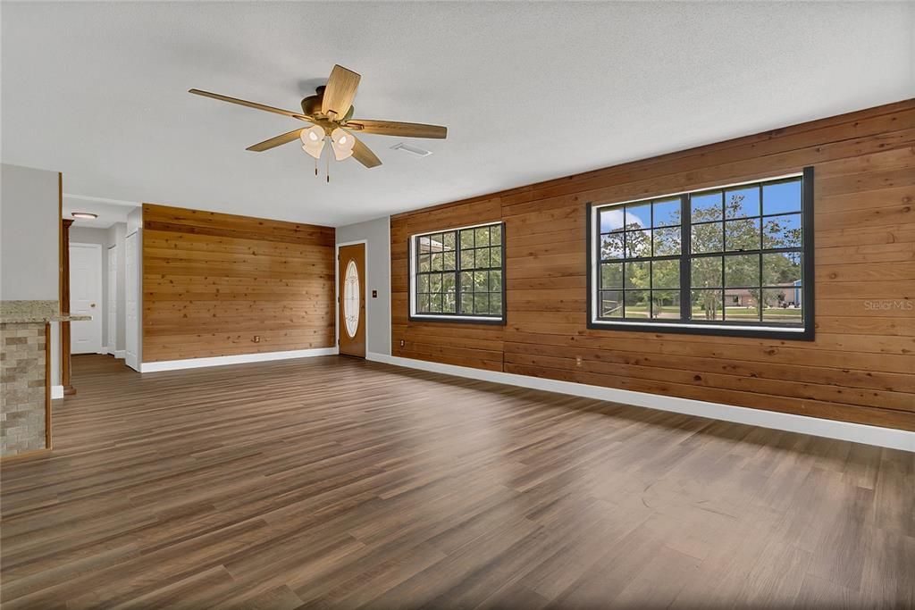 For Sale: $405,000 (2 beds, 2 baths, 1706 Square Feet)