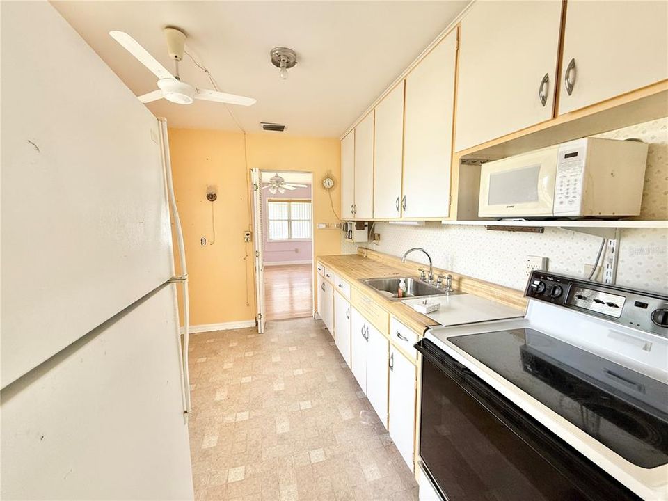 For Sale: $154,900 (2 beds, 1 baths, 900 Square Feet)