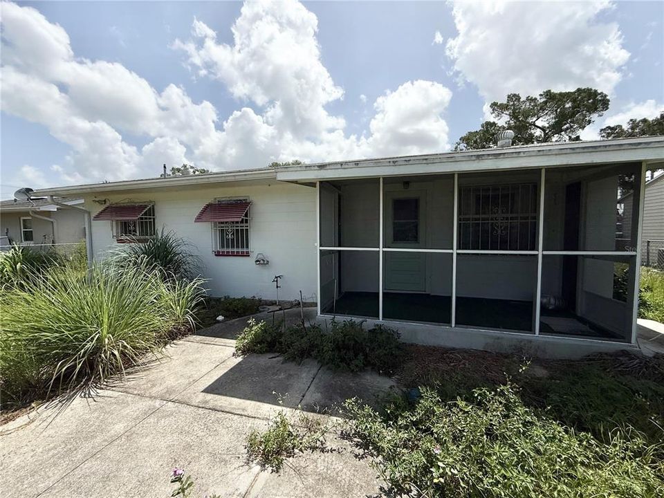 For Sale: $154,900 (2 beds, 1 baths, 900 Square Feet)