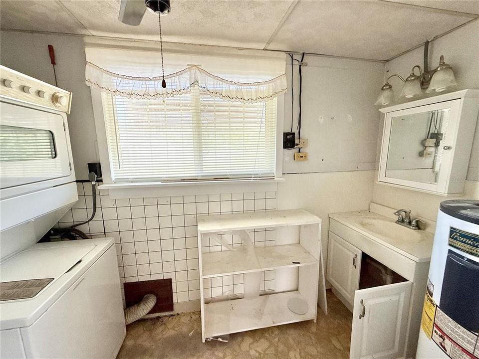 For Sale: $154,900 (2 beds, 1 baths, 900 Square Feet)