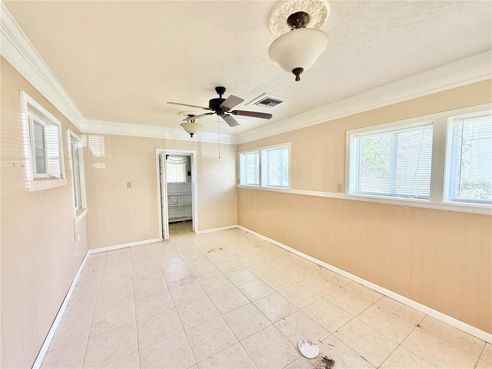 For Sale: $154,900 (2 beds, 1 baths, 900 Square Feet)