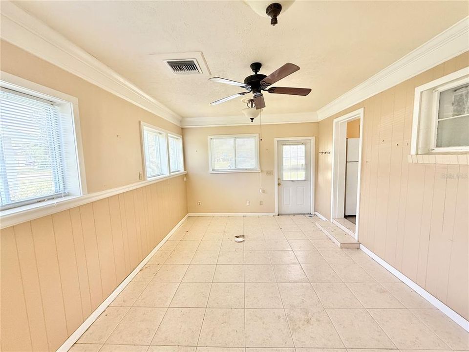 For Sale: $154,900 (2 beds, 1 baths, 900 Square Feet)