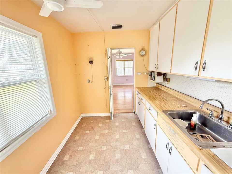 For Sale: $154,900 (2 beds, 1 baths, 900 Square Feet)