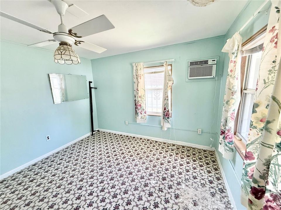 For Sale: $154,900 (2 beds, 1 baths, 900 Square Feet)