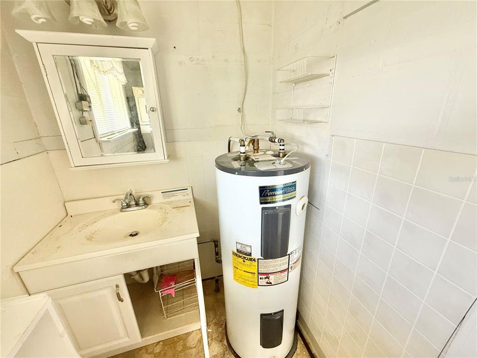 For Sale: $154,900 (2 beds, 1 baths, 900 Square Feet)