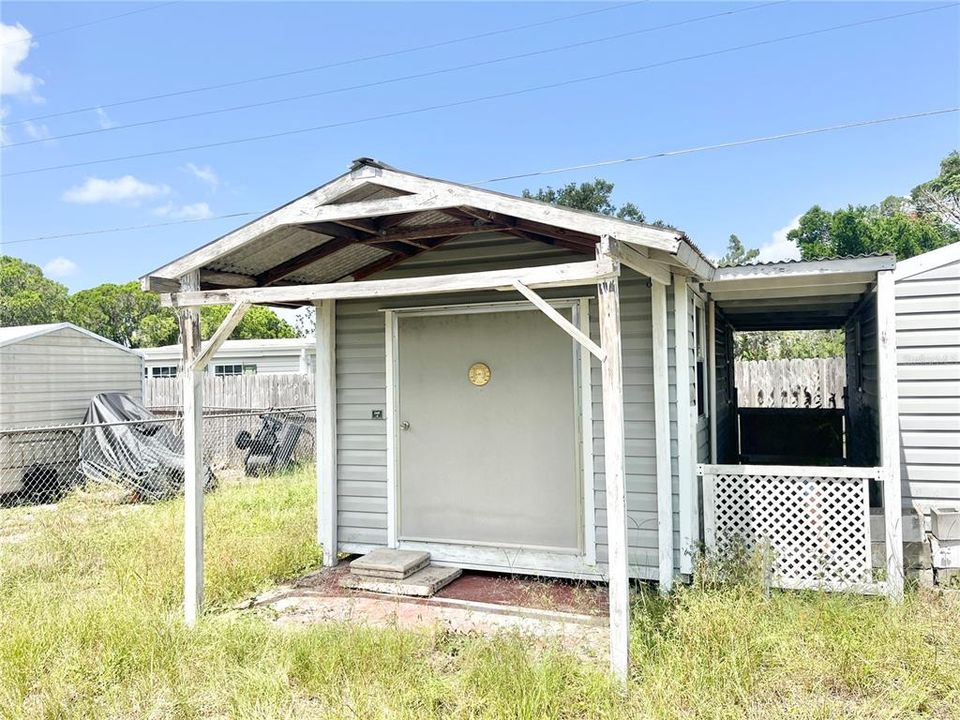 For Sale: $154,900 (2 beds, 1 baths, 900 Square Feet)