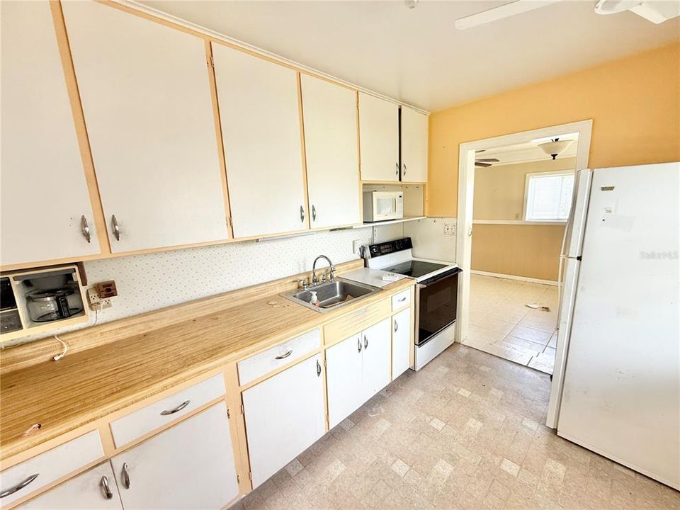 For Sale: $154,900 (2 beds, 1 baths, 900 Square Feet)