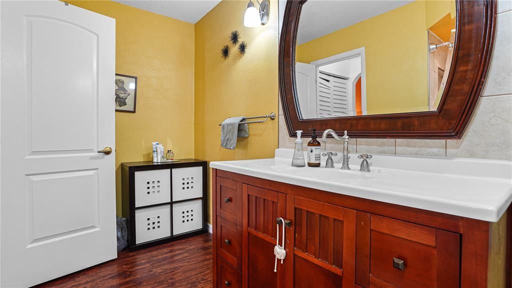 Под контрактом: $225,000 (3 спален, 2 ванн, 1140 Квадратных фут)