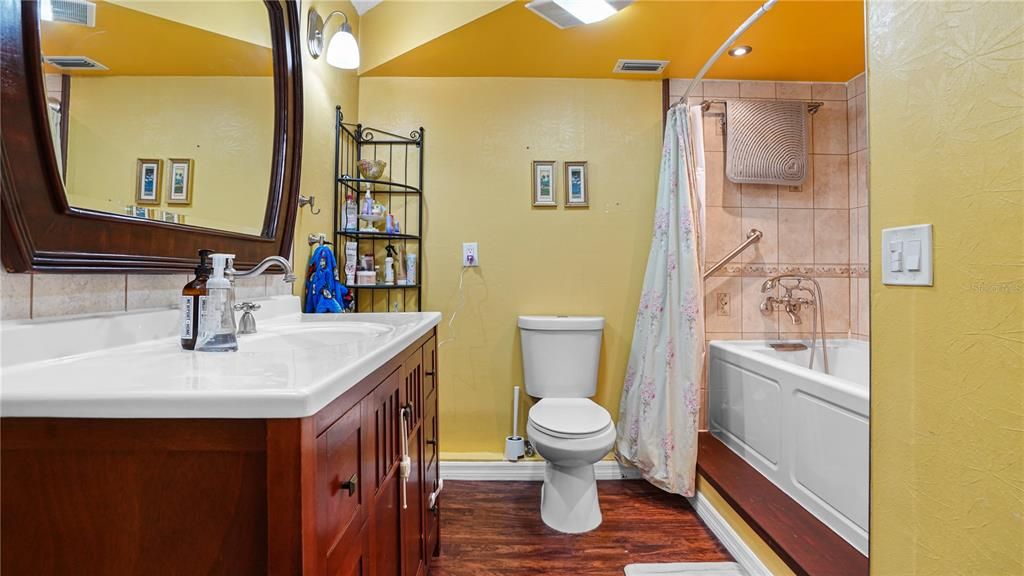 Под контрактом: $225,000 (3 спален, 2 ванн, 1140 Квадратных фут)