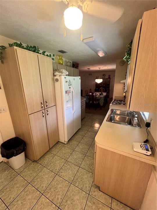 Active With Contract: $225,000 (2 beds, 2 baths, 1269 Square Feet)