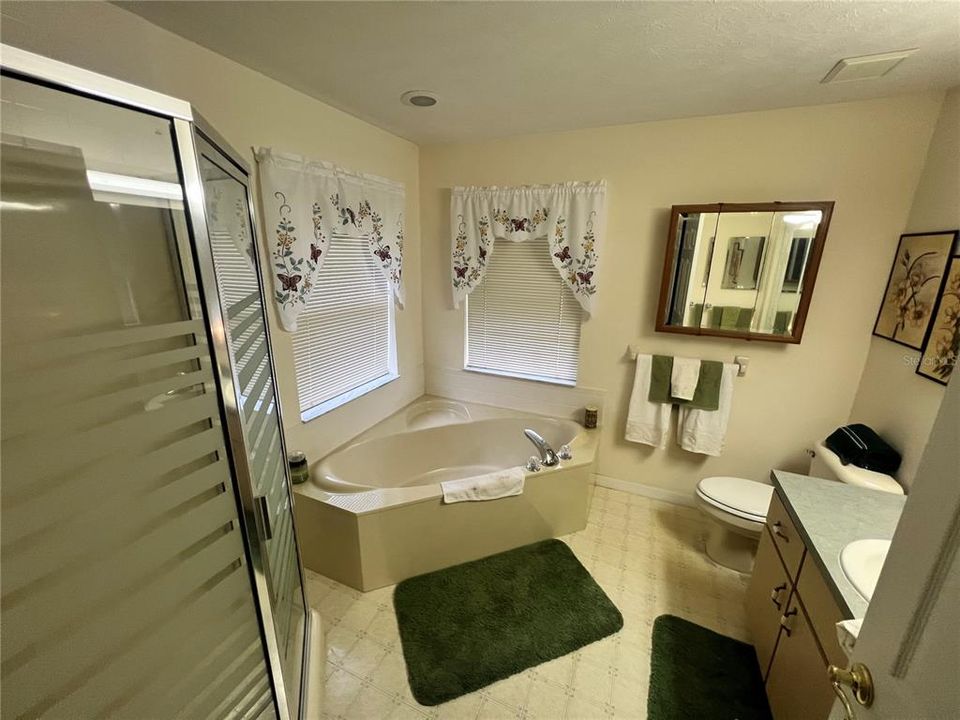 Active With Contract: $225,000 (2 beds, 2 baths, 1269 Square Feet)