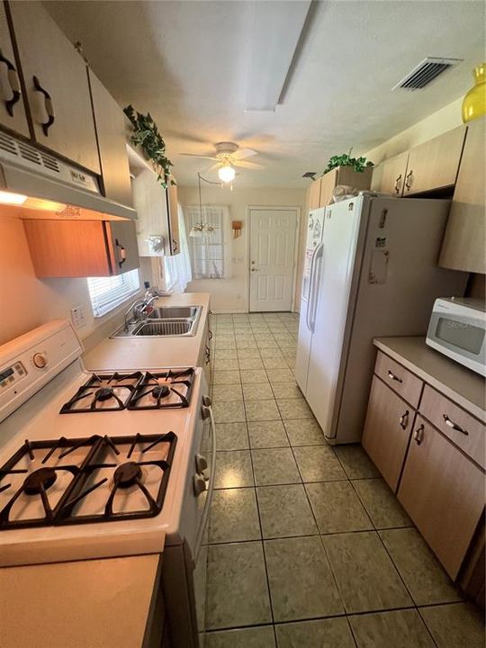 Active With Contract: $225,000 (2 beds, 2 baths, 1269 Square Feet)