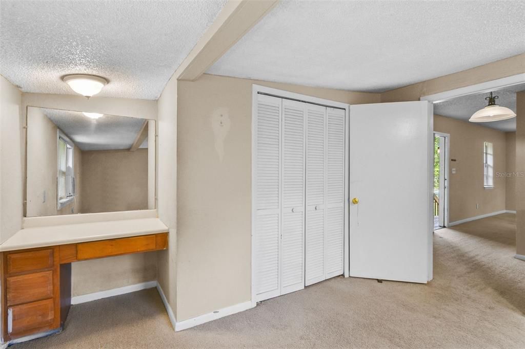 For Rent: $1,150 (2 beds, 1 baths, 843 Square Feet)