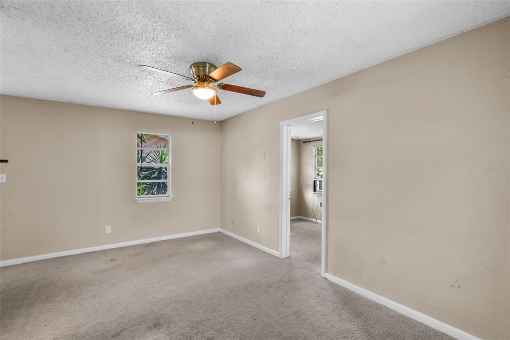 For Rent: $1,150 (2 beds, 1 baths, 843 Square Feet)