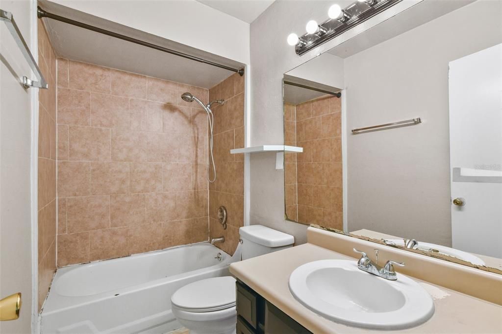 For Rent: $1,150 (2 beds, 1 baths, 843 Square Feet)