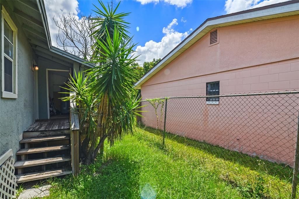 For Rent: $1,150 (2 beds, 1 baths, 843 Square Feet)