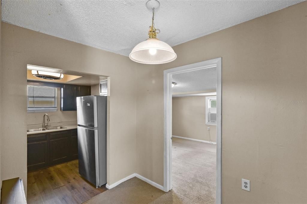 For Rent: $1,150 (2 beds, 1 baths, 843 Square Feet)