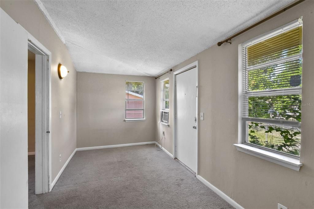 For Rent: $1,150 (2 beds, 1 baths, 843 Square Feet)