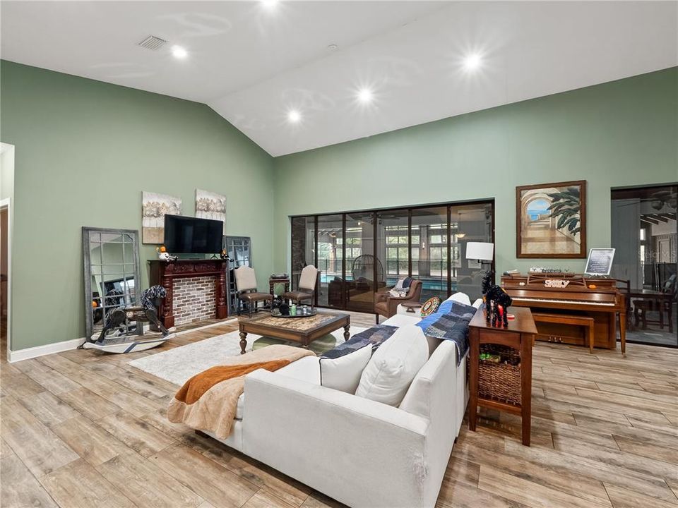 Active With Contract: $999,900 (5 beds, 3 baths, 4151 Square Feet)