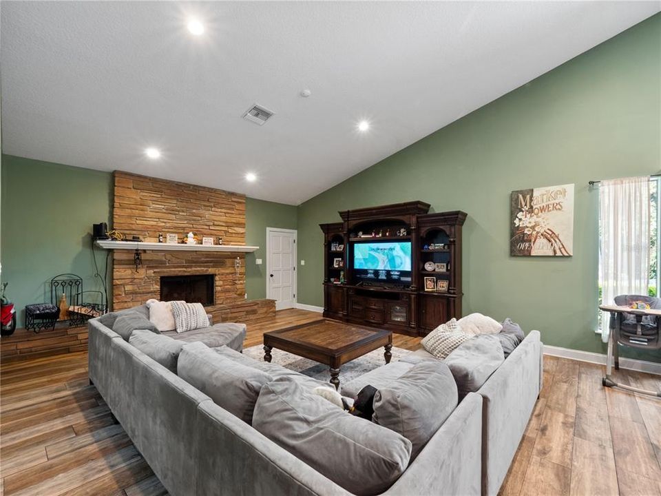 Active With Contract: $999,900 (5 beds, 3 baths, 4151 Square Feet)