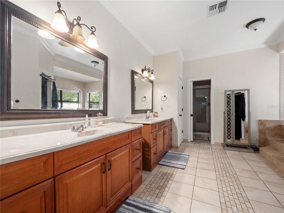 Active With Contract: $999,900 (5 beds, 3 baths, 4151 Square Feet)