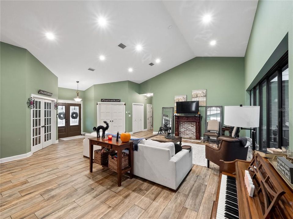 Active With Contract: $999,900 (5 beds, 3 baths, 4151 Square Feet)