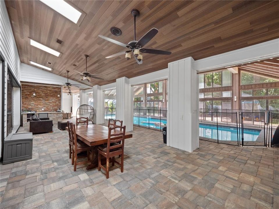 Active With Contract: $999,900 (5 beds, 3 baths, 4151 Square Feet)