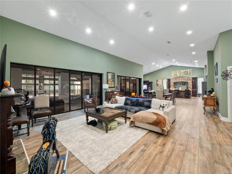 Active With Contract: $999,900 (5 beds, 3 baths, 4151 Square Feet)