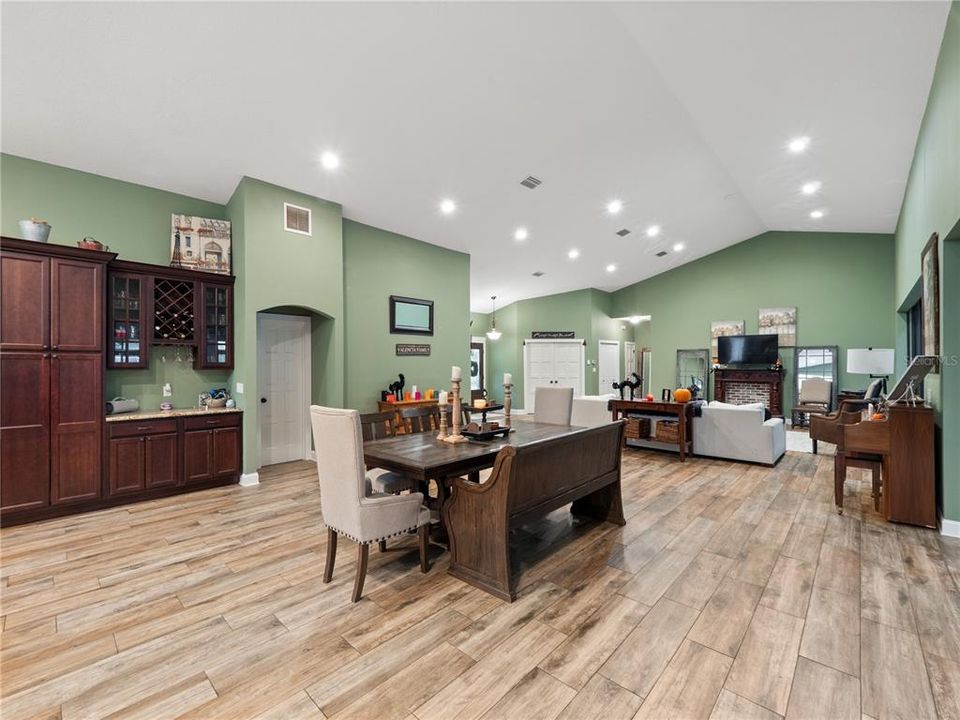 Active With Contract: $999,900 (5 beds, 3 baths, 4151 Square Feet)