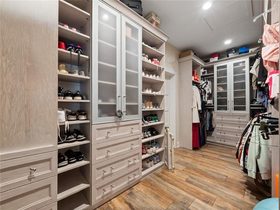 Active With Contract: $999,900 (5 beds, 3 baths, 4151 Square Feet)