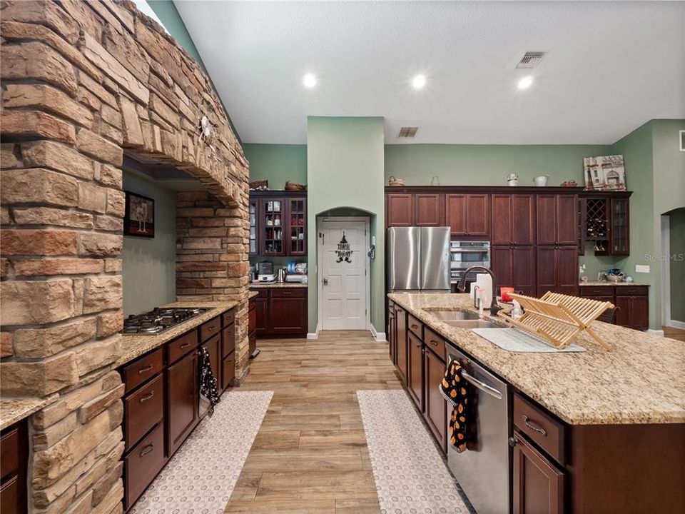 Active With Contract: $999,900 (5 beds, 3 baths, 4151 Square Feet)