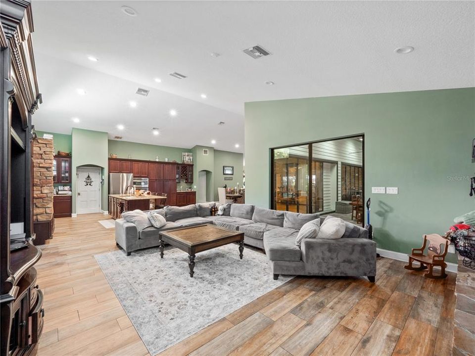 Active With Contract: $999,900 (5 beds, 3 baths, 4151 Square Feet)