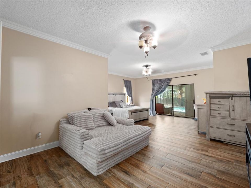 Active With Contract: $999,900 (5 beds, 3 baths, 4151 Square Feet)