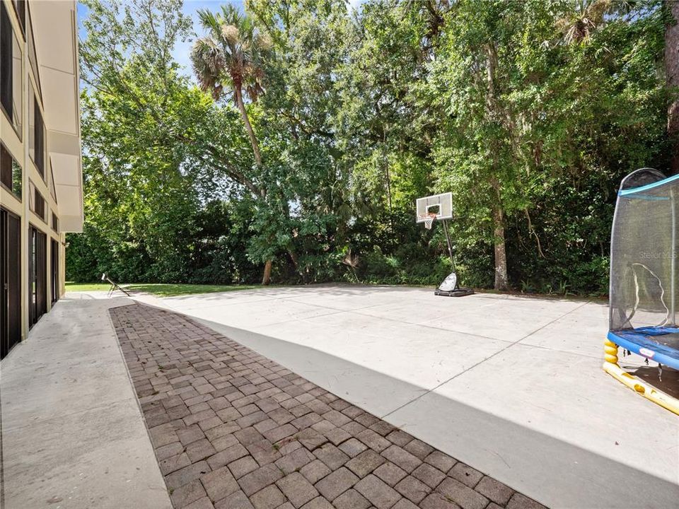 Active With Contract: $999,900 (5 beds, 3 baths, 4151 Square Feet)