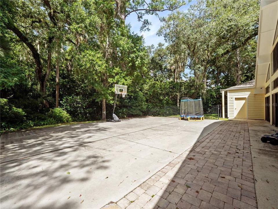 Active With Contract: $999,900 (5 beds, 3 baths, 4151 Square Feet)