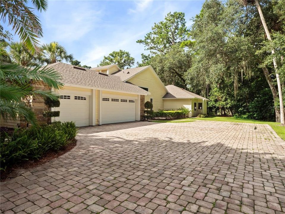 Active With Contract: $999,900 (5 beds, 3 baths, 4151 Square Feet)