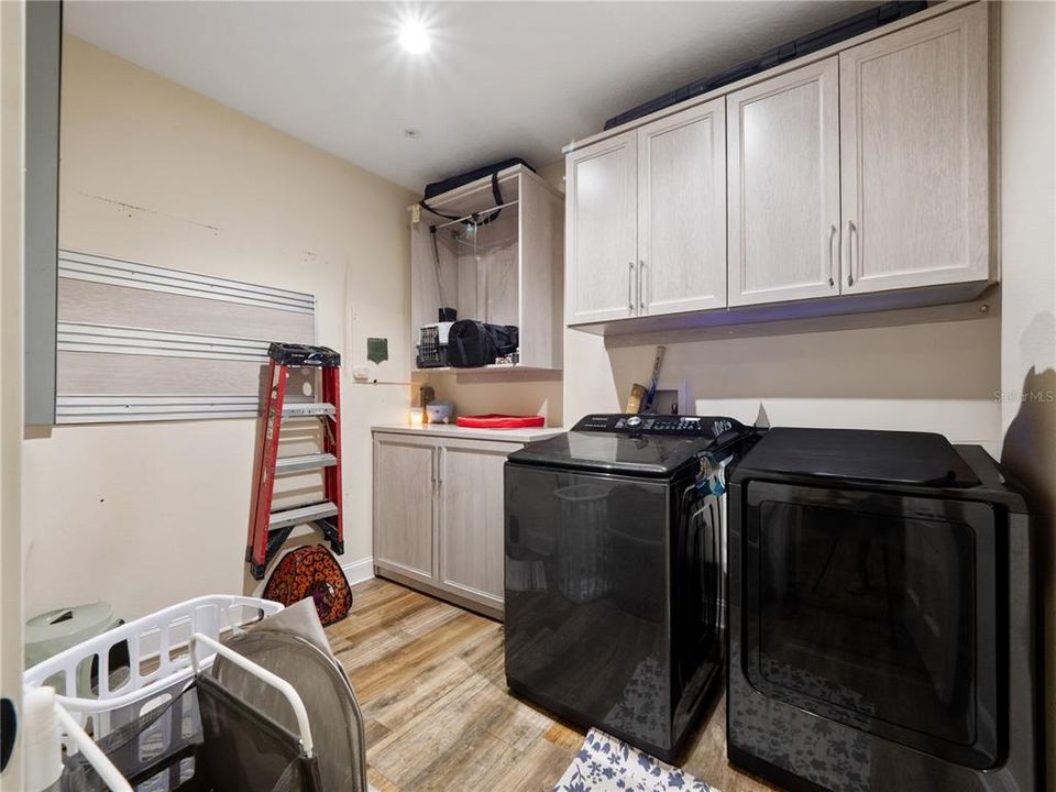 Active With Contract: $999,900 (5 beds, 3 baths, 4151 Square Feet)