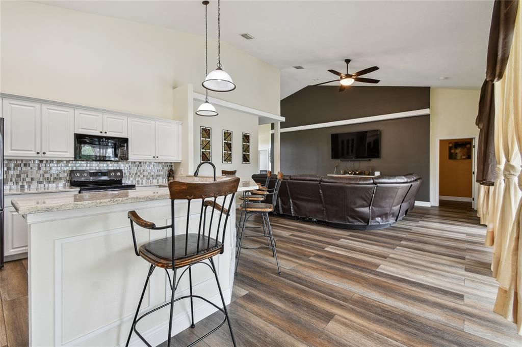 合同活跃: $545,000 (4 贝兹, 2 浴室, 2570 平方英尺)