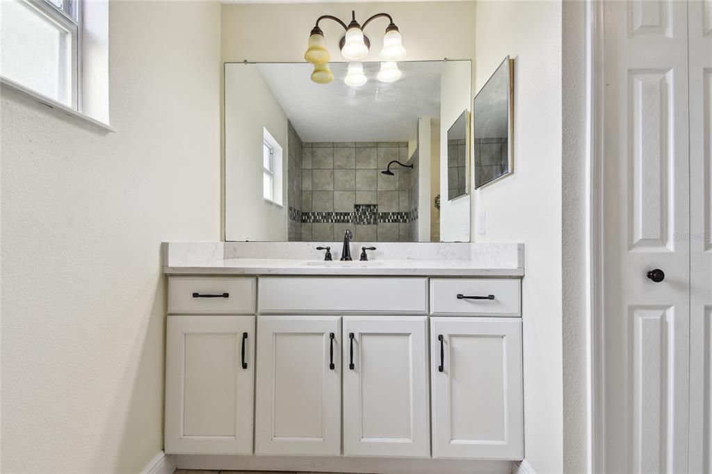 合同活跃: $545,000 (4 贝兹, 2 浴室, 2570 平方英尺)