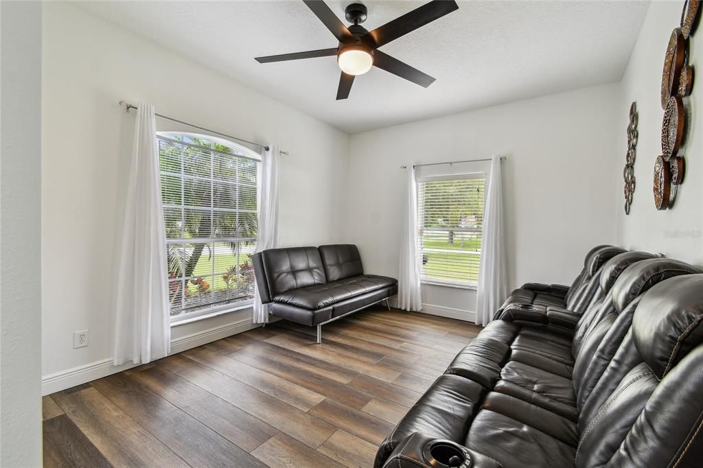 合同活跃: $545,000 (4 贝兹, 2 浴室, 2570 平方英尺)